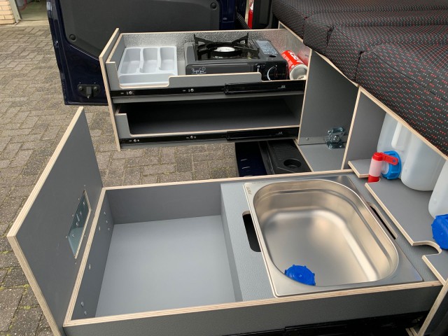 helemaal Internationale Afwijzen MICA Camperbox met zit, keuken en bed module! - 3DotZero Automotive BV